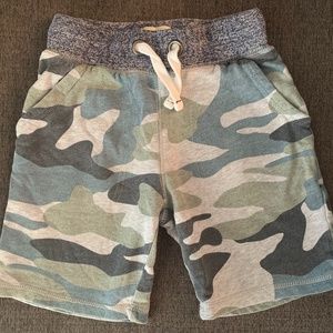 MINI BODEN COTTON CAMOUFLAGE DRAWSTRING SHORTS Boys 5-6